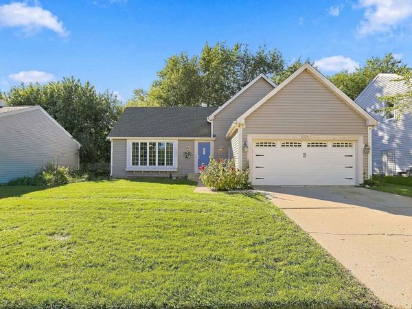 228 N Walnut Lane , Schaumburg, IL 60194