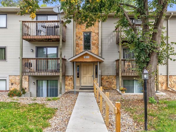 9513 University Avenue , Unit 11, Clive, IA 50325
