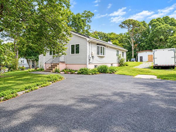 95 W Bartlett Road , Middle Island, NY 11953
