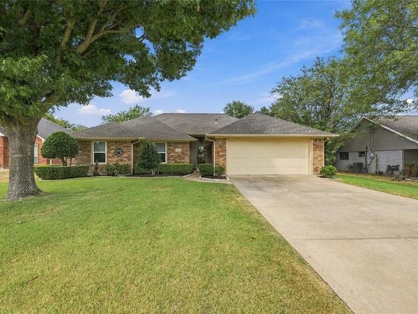 120 Country Drive , Waxahachie, TX 75165