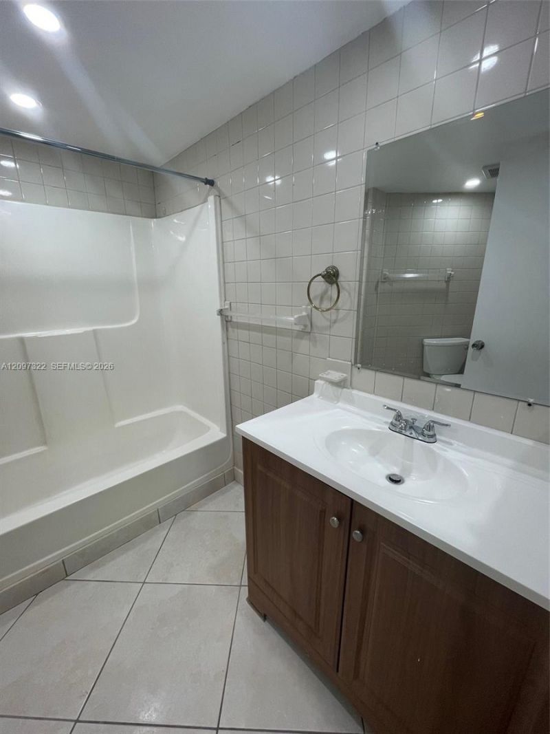 9421 Fontainebleau Blvd , Unit 208-35, Miami, FL 33172 Photo