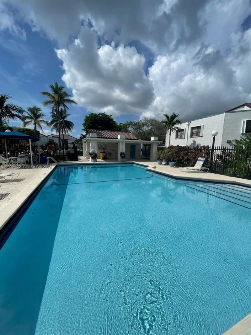9421 Fontainebleau Blvd , Unit 208-35, Miami, FL 33172 Photo