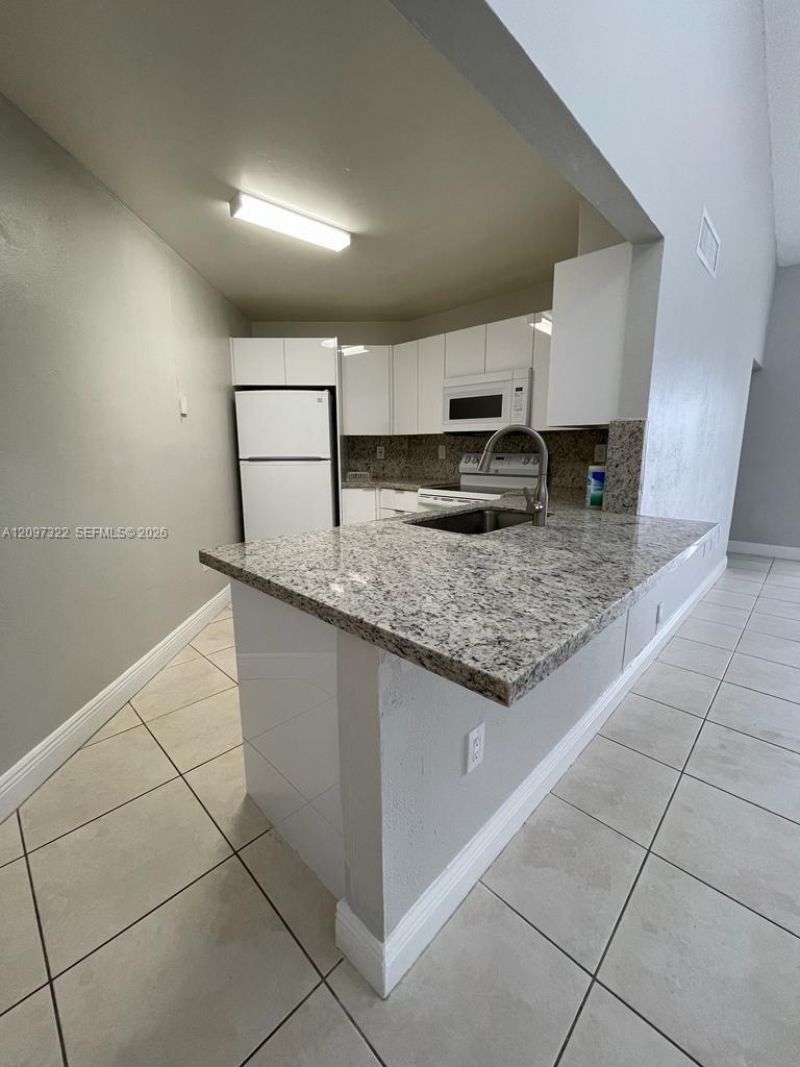 9421 Fontainebleau Blvd , Unit 208-35, Miami, FL 33172 Photo