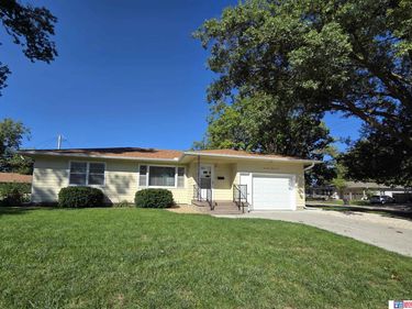 1724 William Drive, Beatrice, NE 68310