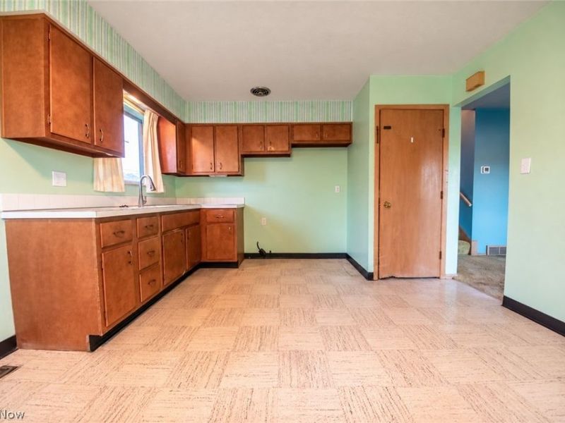 6498 Edgehurst Drive, Brook Park, OH 44142 Photo 10
