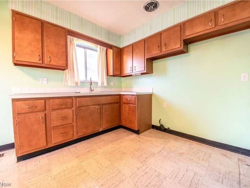 6498 Edgehurst Drive, Brook Park, OH 44142 Photo 11