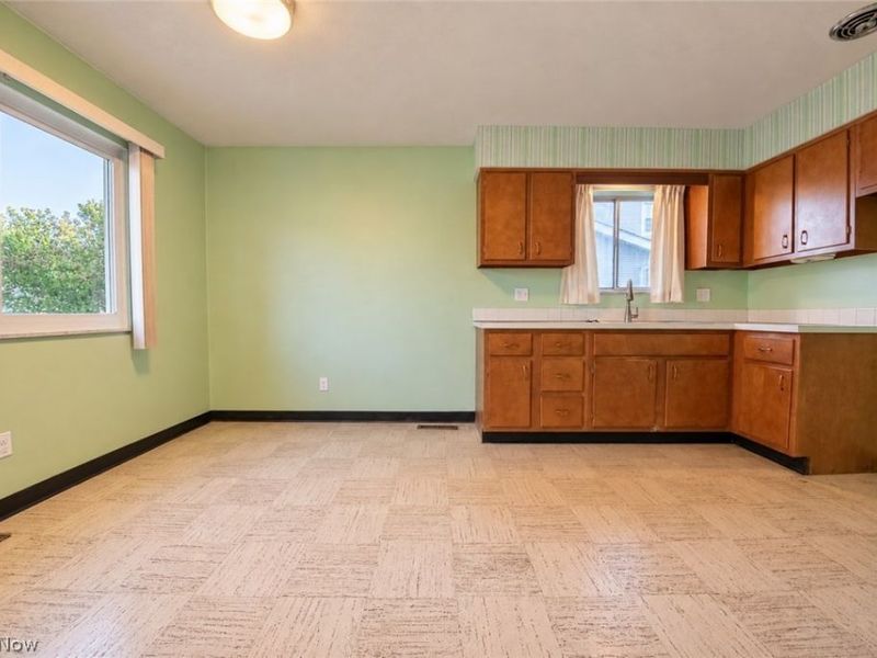 6498 Edgehurst Drive, Brook Park, OH 44142 Photo 12