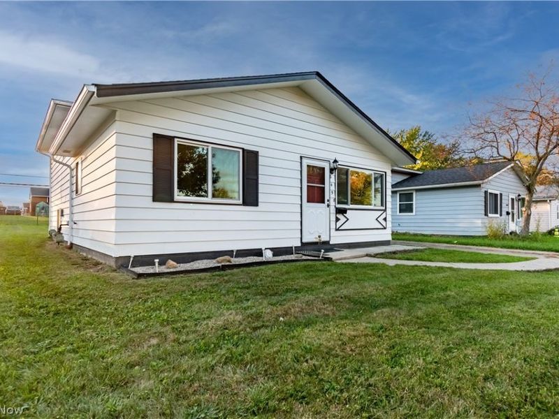 6498 Edgehurst Drive, Brook Park, OH 44142 Photo 2