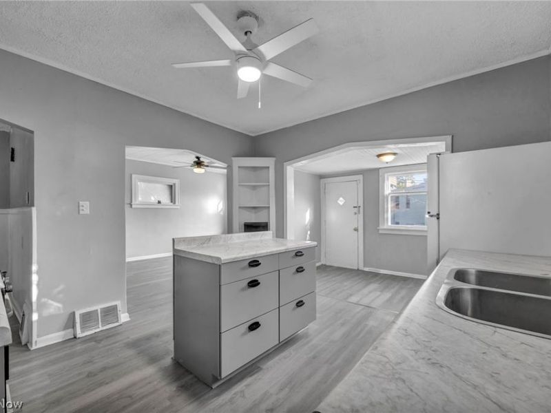 2407 Mira Court, Cleveland, OH 44109 Photo 8