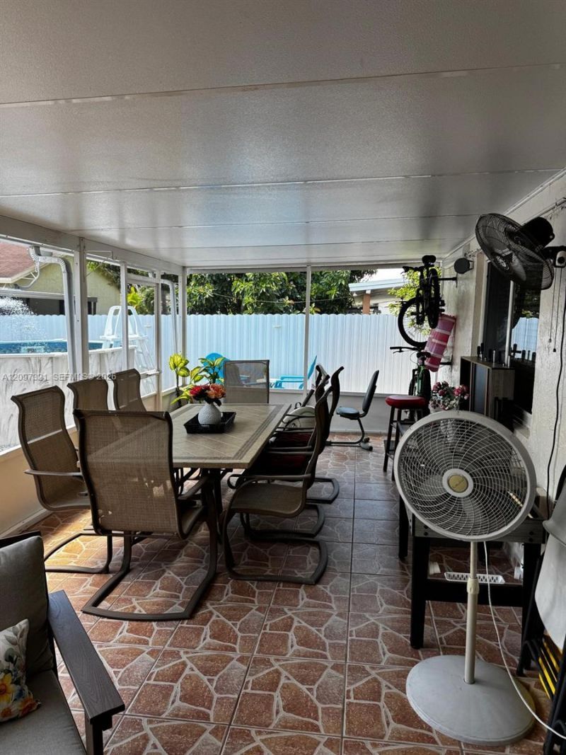 5836 NW 199th St, Hialeah, FL 33015 Photo