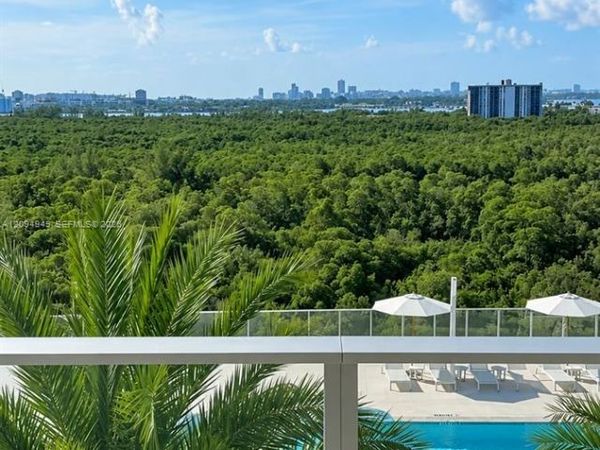 2411 Laguna Circle , Unit 802, Miami, FL 33181
