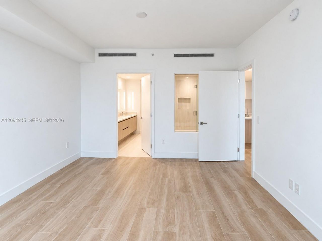 2411 Laguna Circle , Unit 802, Miami, FL 33181 Photo