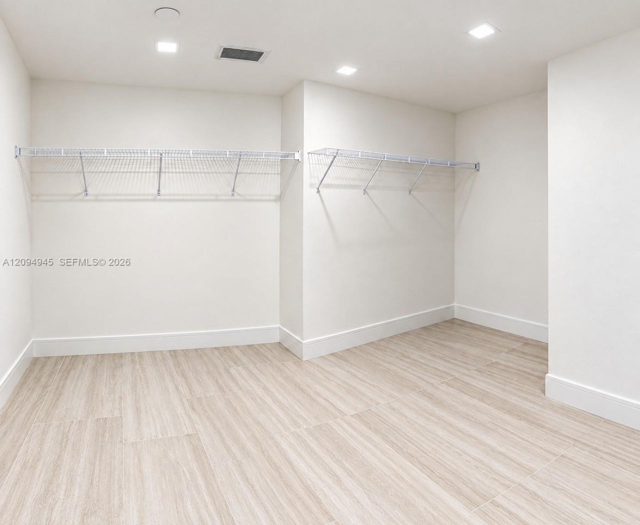 2411 Laguna Circle , Unit 802, Miami, FL 33181 Photo