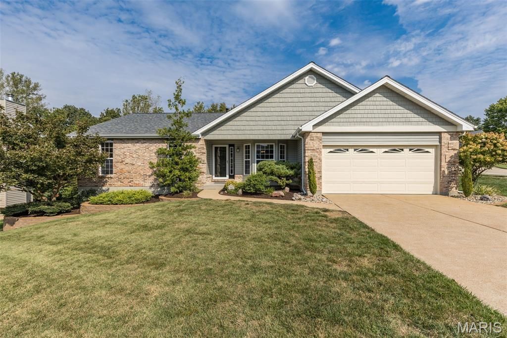 3001 Oakstowne Place, Saint Louis, MO 63129 Main Photo