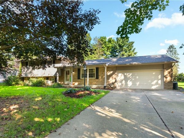 2561 Fallview Street NW, Uniontown, OH 44685