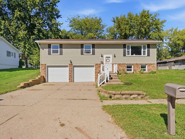 1017 ACORN LN, Muscatine, IA 52761