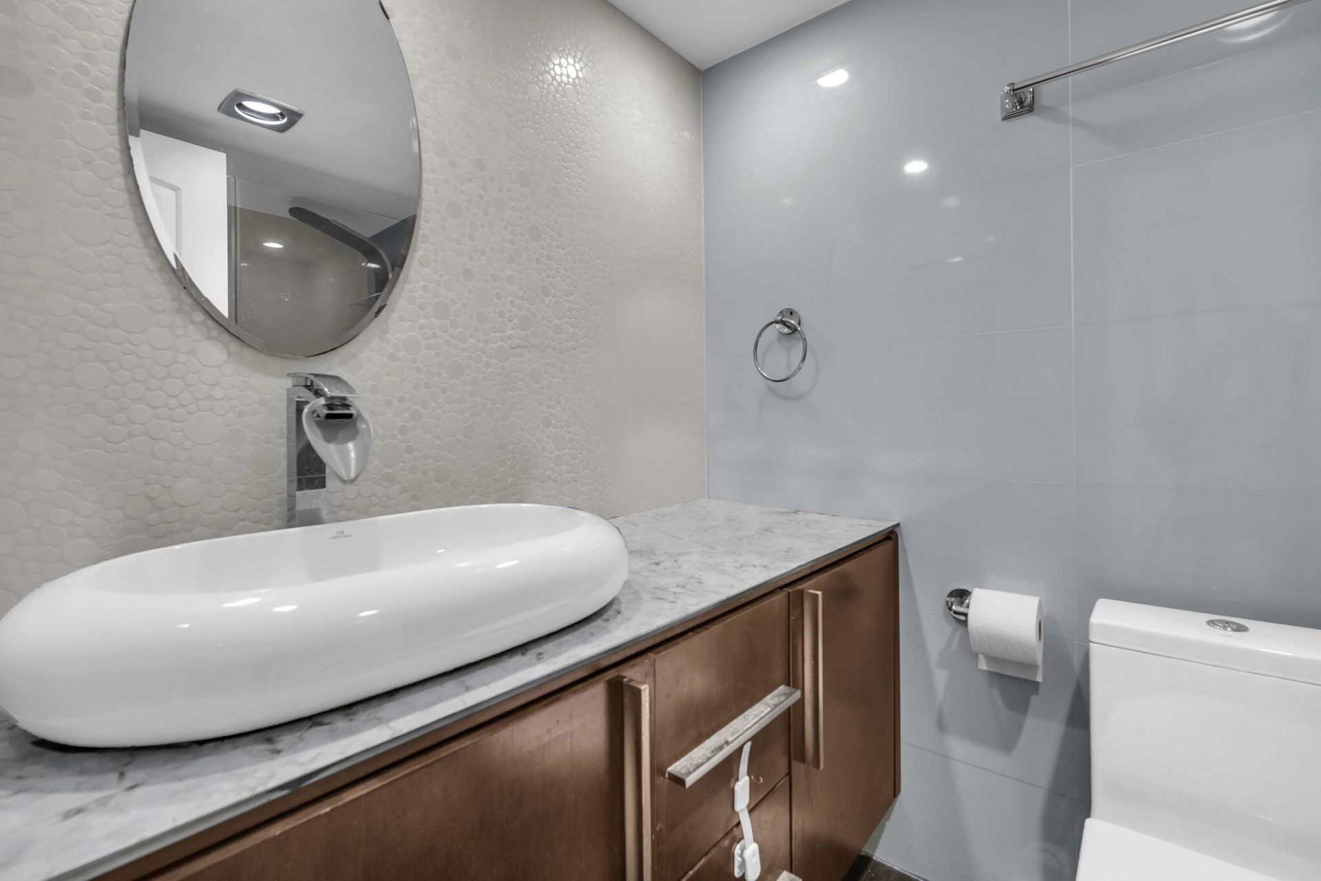 230 174th Street, Unit Apt 417, Sunny Isles Beach, FL 33160 Photo
