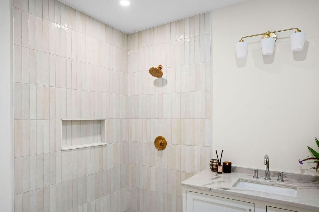 20 Addison Street Photo 15