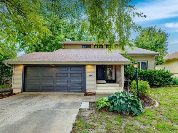 10066 NW 100th Place, Clive, IA 50325