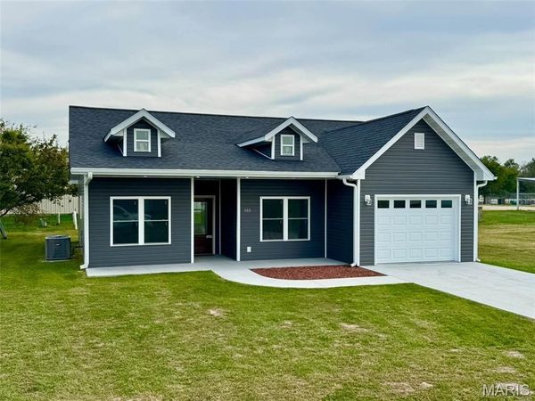 300 Redbud Road , Vandalia, MO 63382