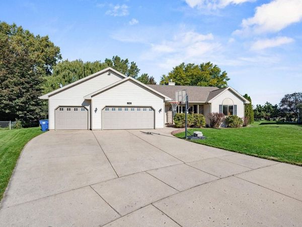 720 HICKORY VALLEY COURT, De Pere, WI 54115
