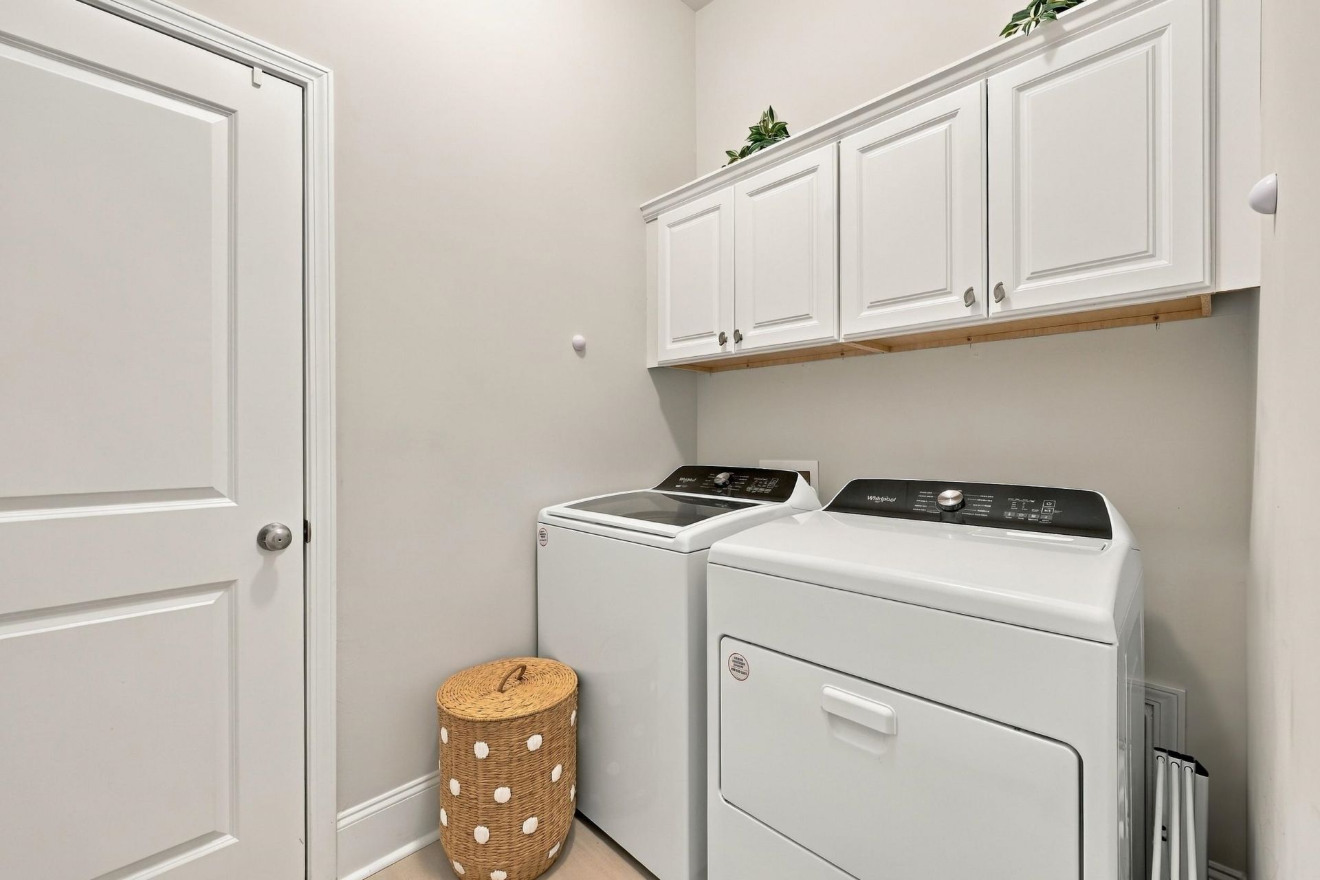 5038 Whitsett St. Photo 36