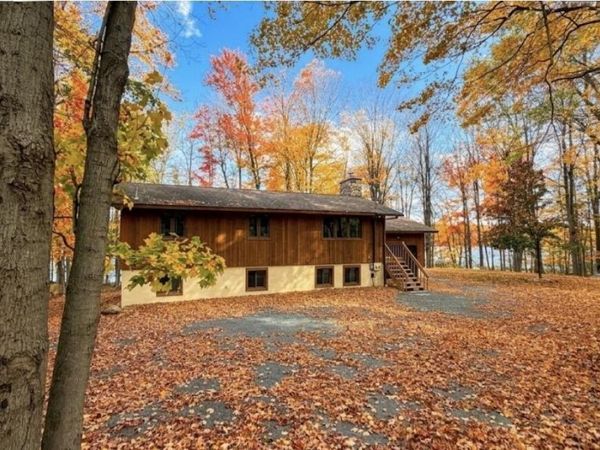 65 Lake Drive E, Gouldsboro, PA 18424
