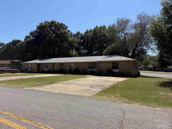 6401 Kennington Cir, Milton, FL 32570