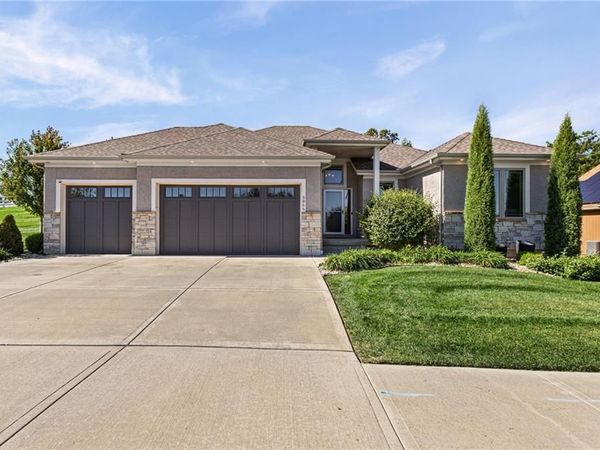 5866 S National Drive, Parkville, MO 64152