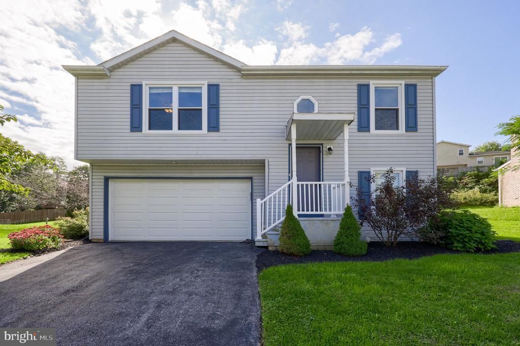 8851 Presidents Drive, Hummelstown, PA 17036 Main Photo