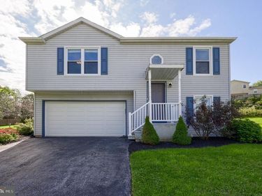 8851 PRESIDENTS DRIVE, HUMMELSTOWN, PA 17036