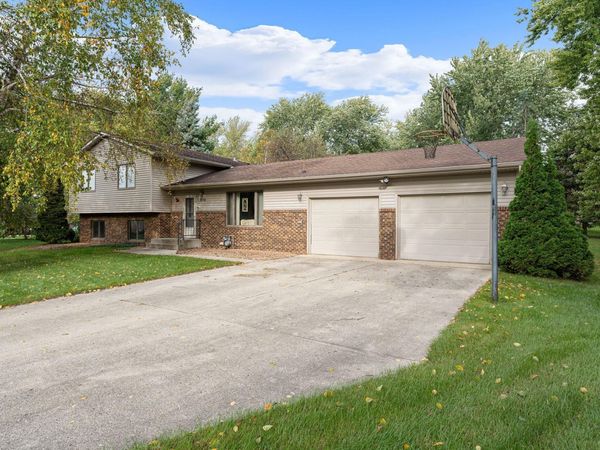 930 Ridgeview Place NE, Owatonna, MN 55060