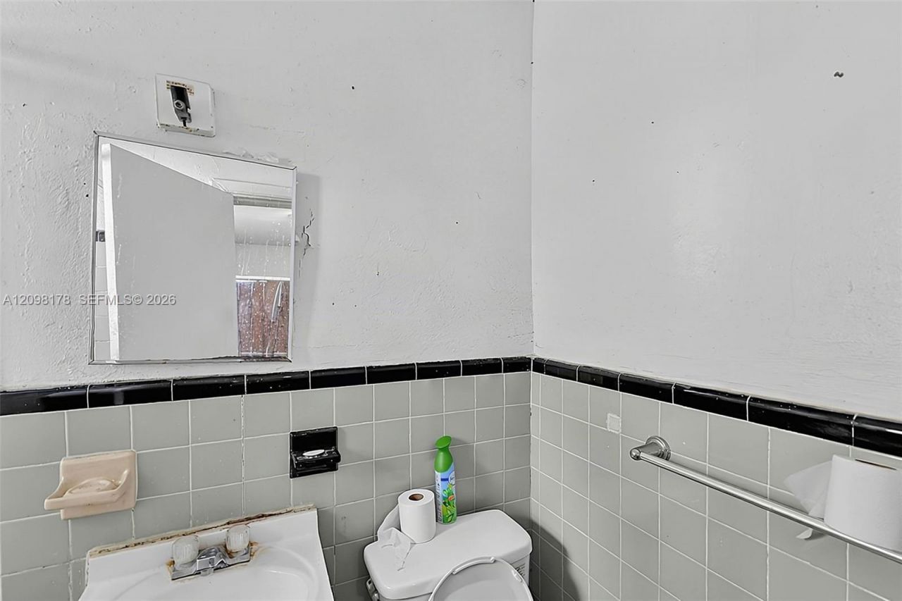 2525 NW 50th St, Miami, FL 33142 Photo