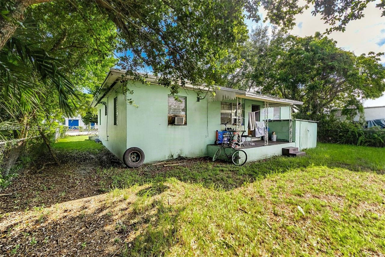 2525 NW 50th St, Miami, FL 33142 Photo