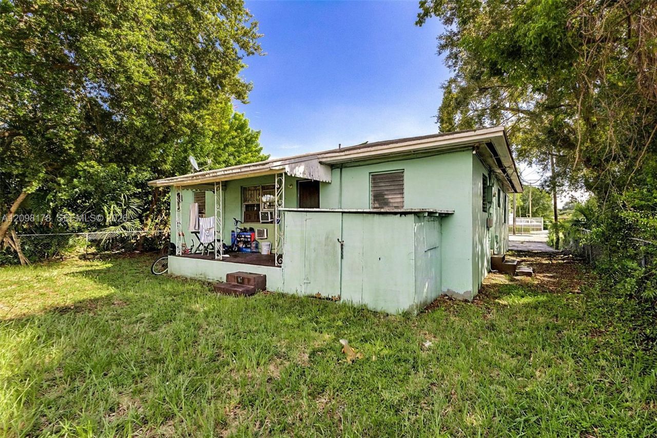 2525 NW 50th St, Miami, FL 33142 Photo