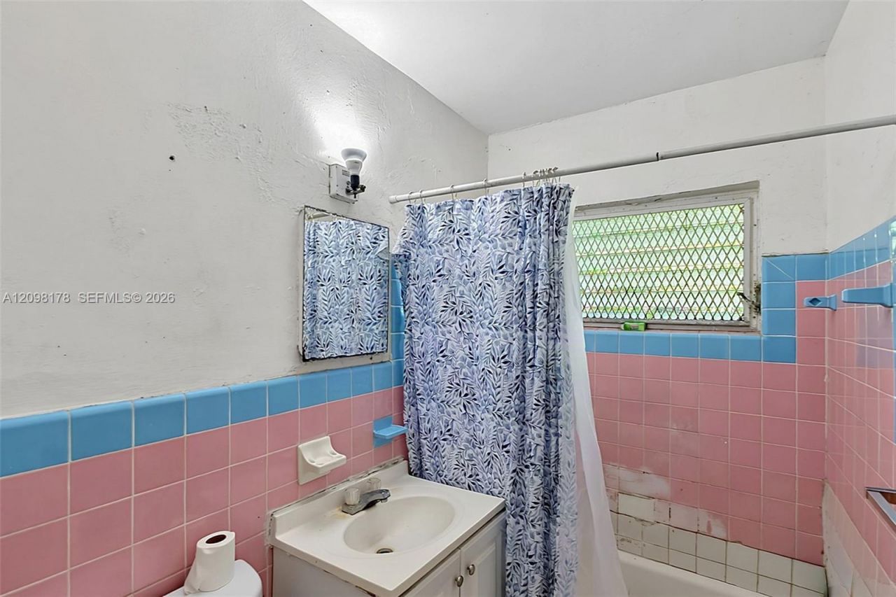 2525 NW 50th St, Miami, FL 33142 Photo