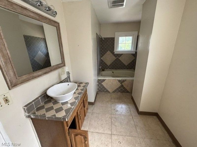990 Pembrook Road, Cleveland Heights, OH 44121 Photo 8