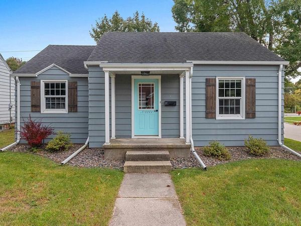 2241 LA FOLLETTE AVENUE, Manitowoc, WI 54220