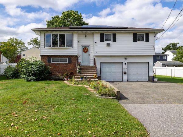 121 W Lake Drive , Lindenhurst, NY 11757