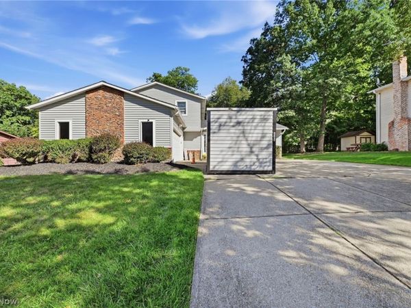 305 Parkland Oval , Brunswick, OH 44212