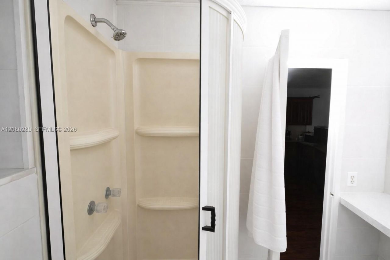 1780 NE 191st St, Unit 605-2, Miami, FL 33179 Photo