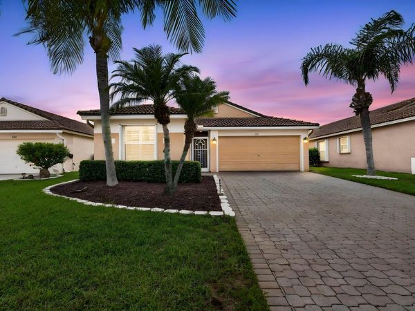 827 NW Greenwich Court, Port St. Lucie, FL 34983