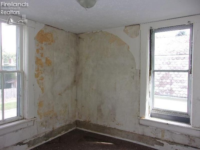 225 E South Street, Fostoria, OH 44830 Photo 9