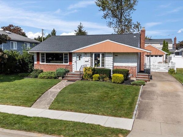 41 Cornell Lane , Hicksville, NY 11801