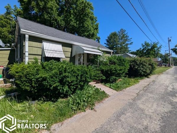 1234 CAROLINE Street, Burlington, IA 52601