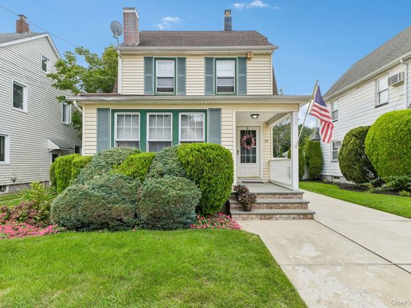 27 Juniper Avenue , Mineola, NY 11501