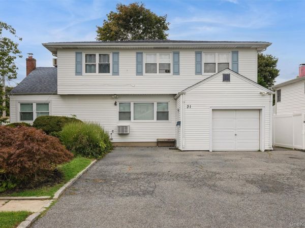 31 E June Street , Lindenhurst, NY 11757