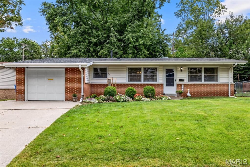 1320 Paddock Drive, Florissant, MO 63033 Main Photo
