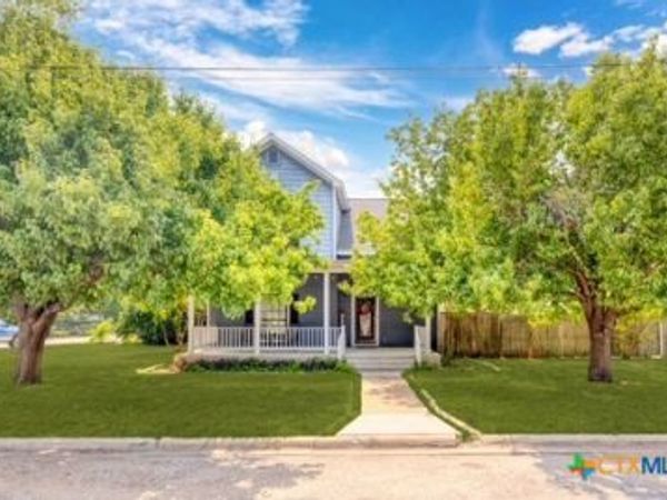 116 S Hackberry Avenue , Luling, TX 78648