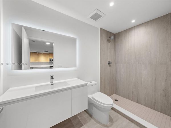 215 SE 4th St , Unit 204, Hallandale Beach, FL 33009